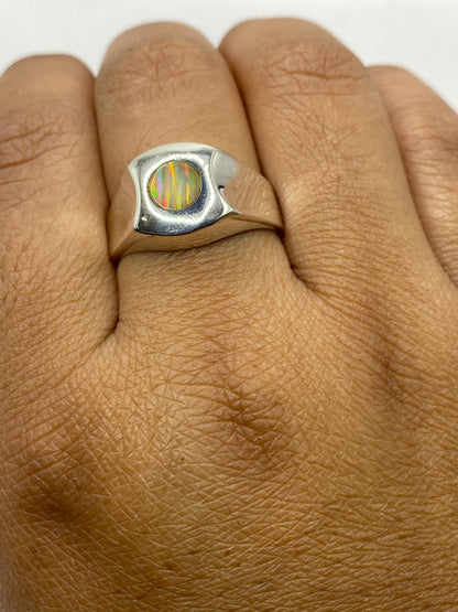Anillo en dedo de hombre mostrando el sello 925 MEXICO y la presencia del ópalo