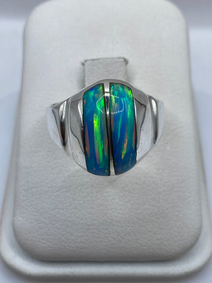 Anillo de plata .950 con Ópalo de Fuego azul cielo, vista frontal en estuche blanco