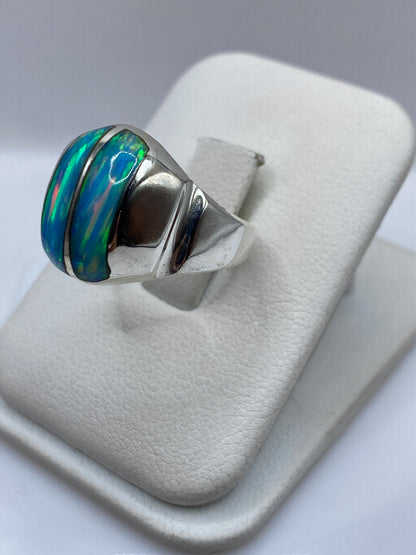 Detalle lateral del anillo mostrando el juego de luz del Ópalo en tonos azules y verdes