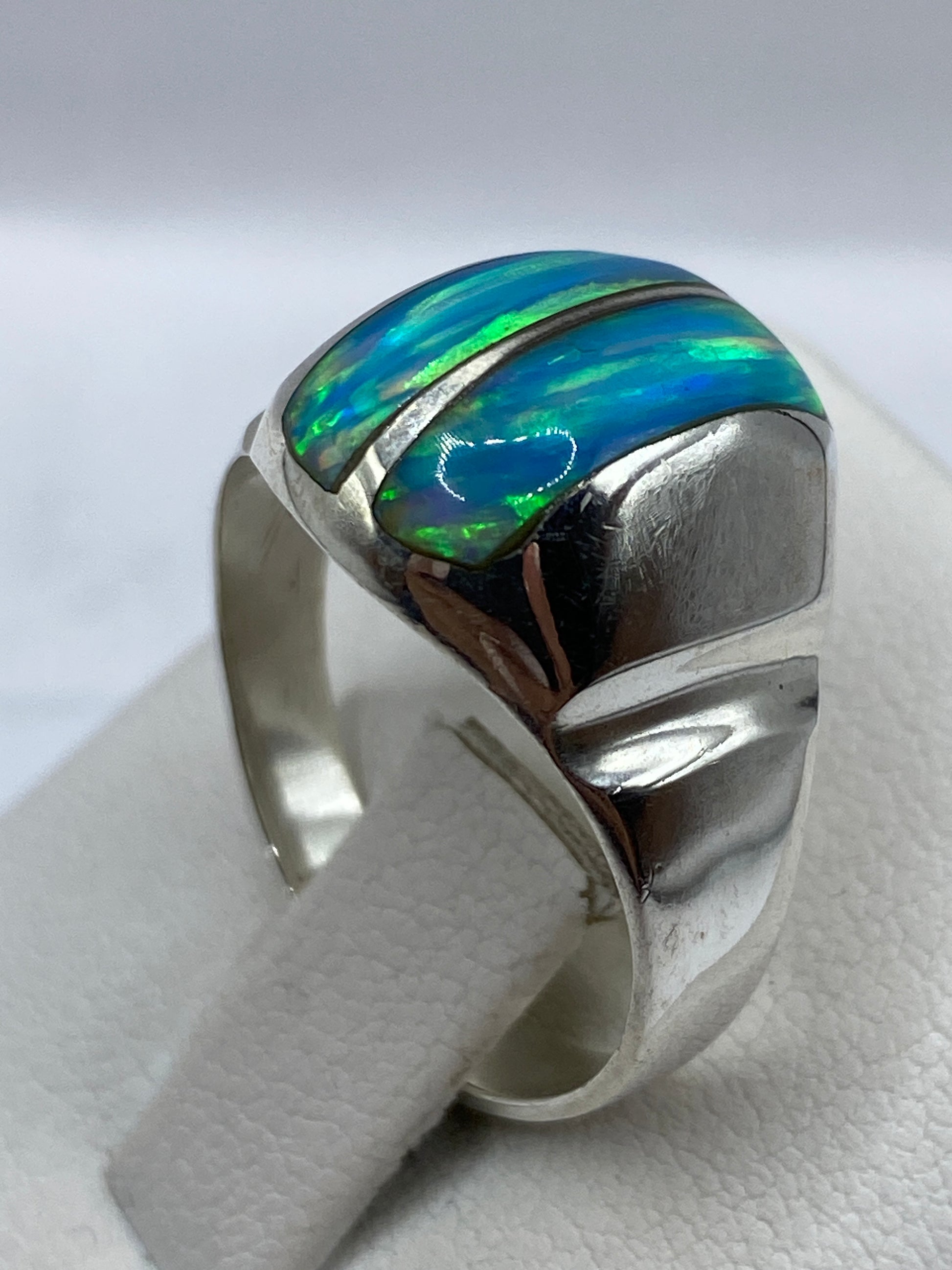Anillo puesto en dedo masculino, resaltando el peso y presencia de la pieza