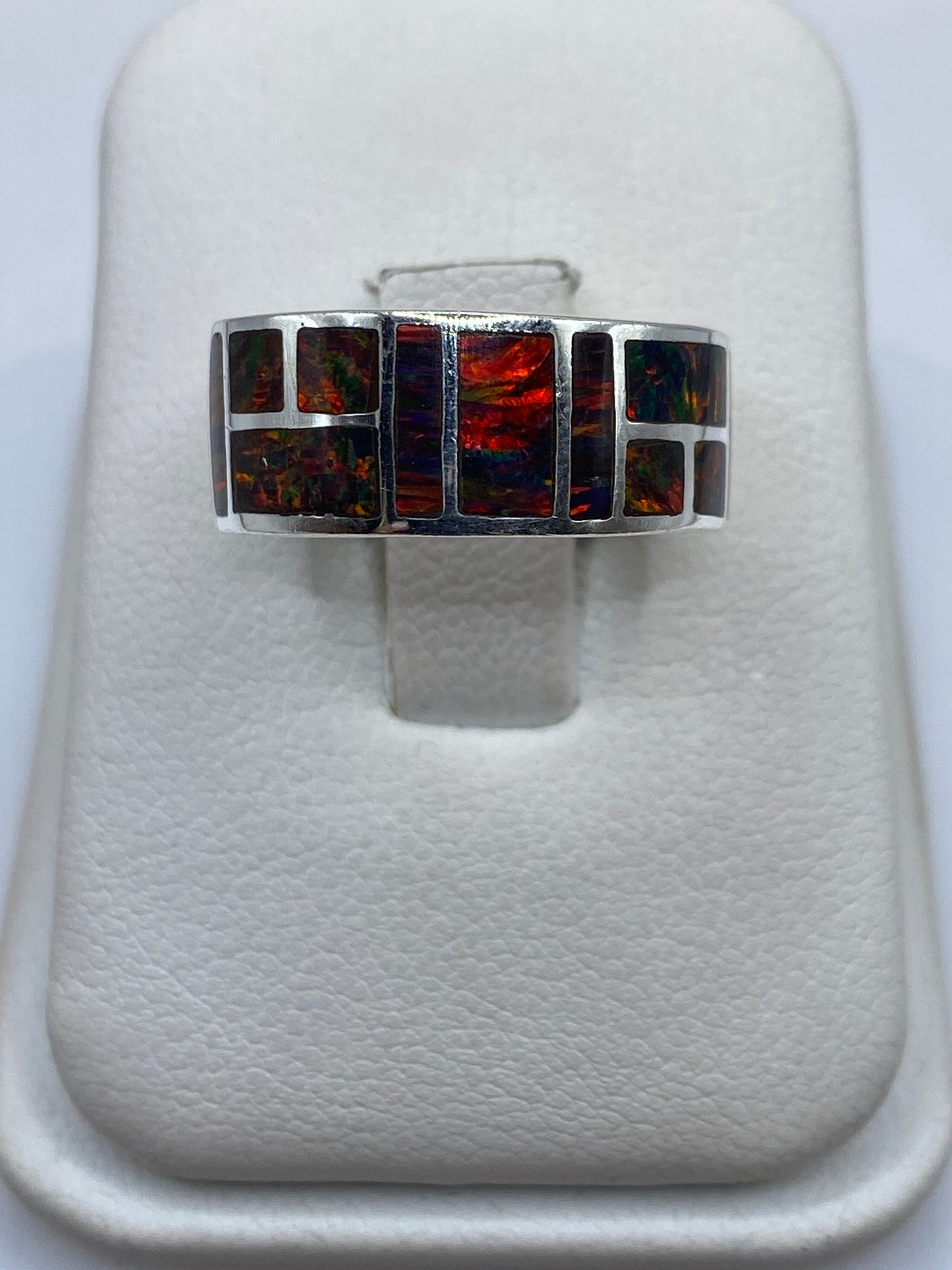 Anillo de plata .950 con ópalo de fuego multicolor mostrando reflejos rojos, naranjas y verdes