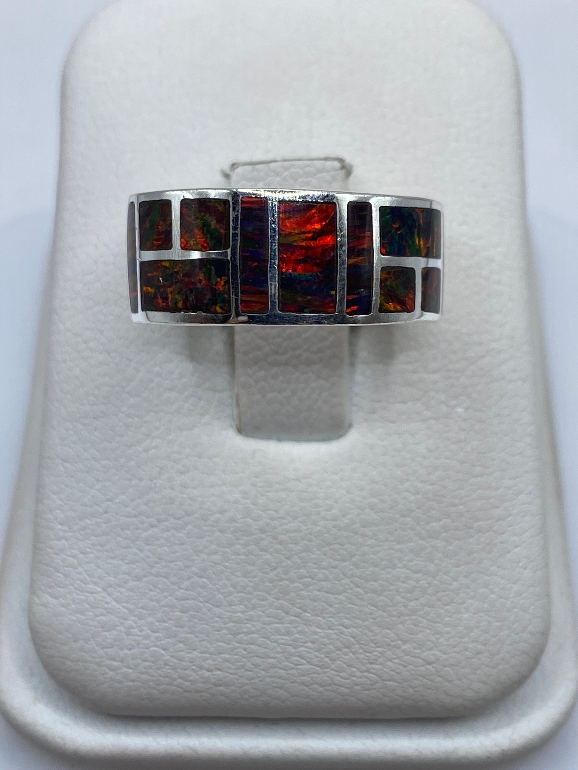 Anillo de plata .950 con ópalo de fuego multicolor mostrando reflejos rojos, naranjas y verdes