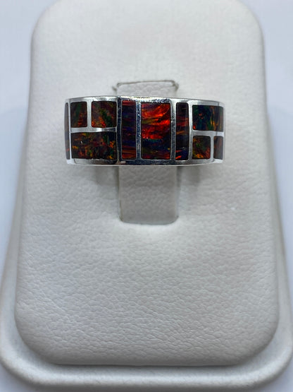 Anillo de plata .950 con ópalo de fuego multicolor mostrando reflejos rojos, naranjas y verdes