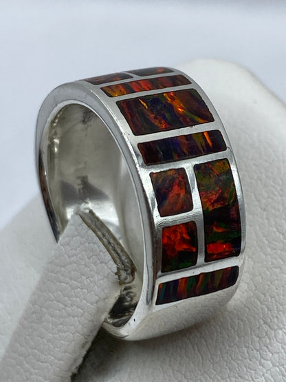 Anillo de ópalo visto desde el costado en dedo con sello 950 visible en la banda