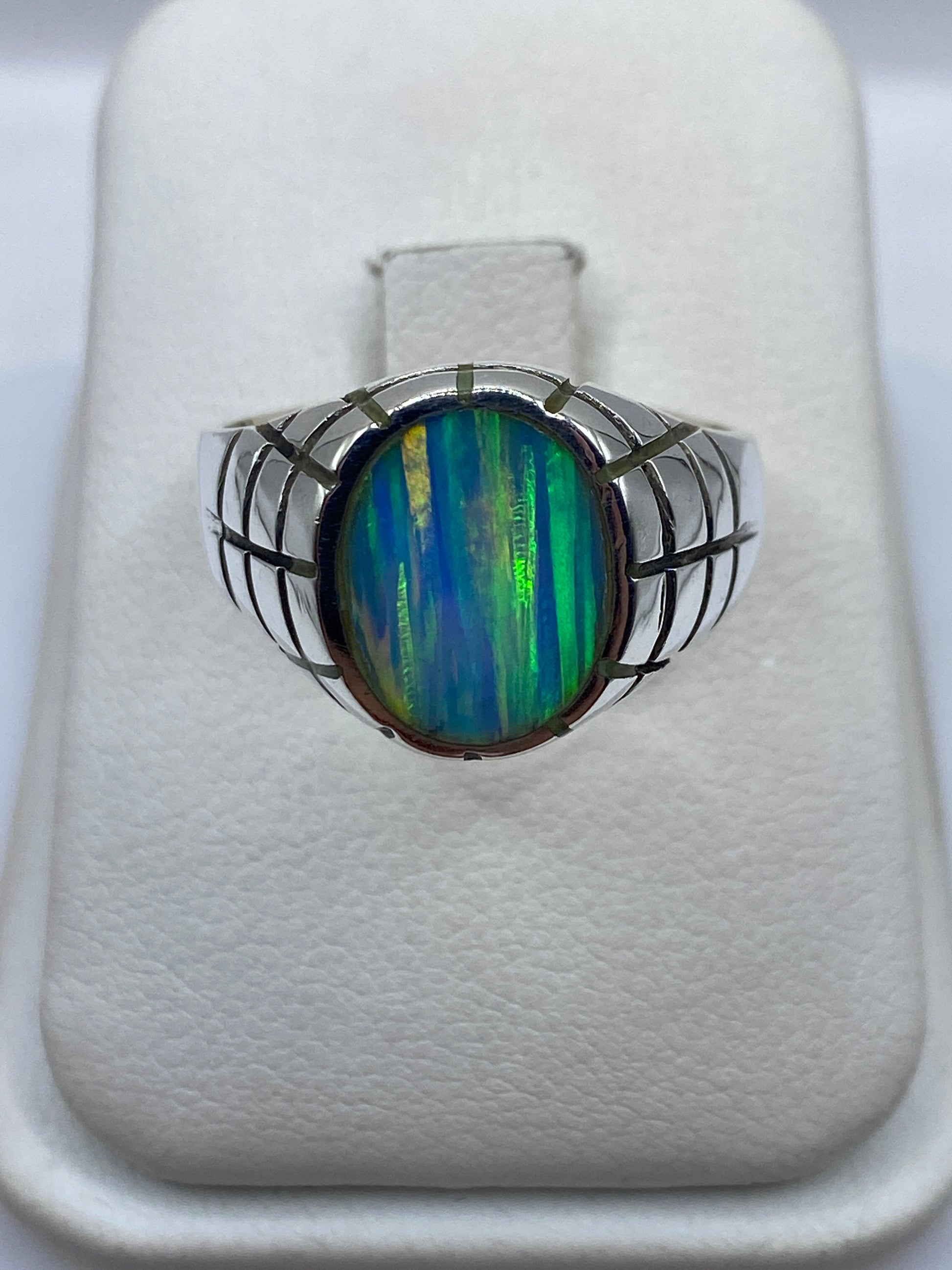 Anillo de plata .950 con ópalo de fuego azul cielo en estuche blanco