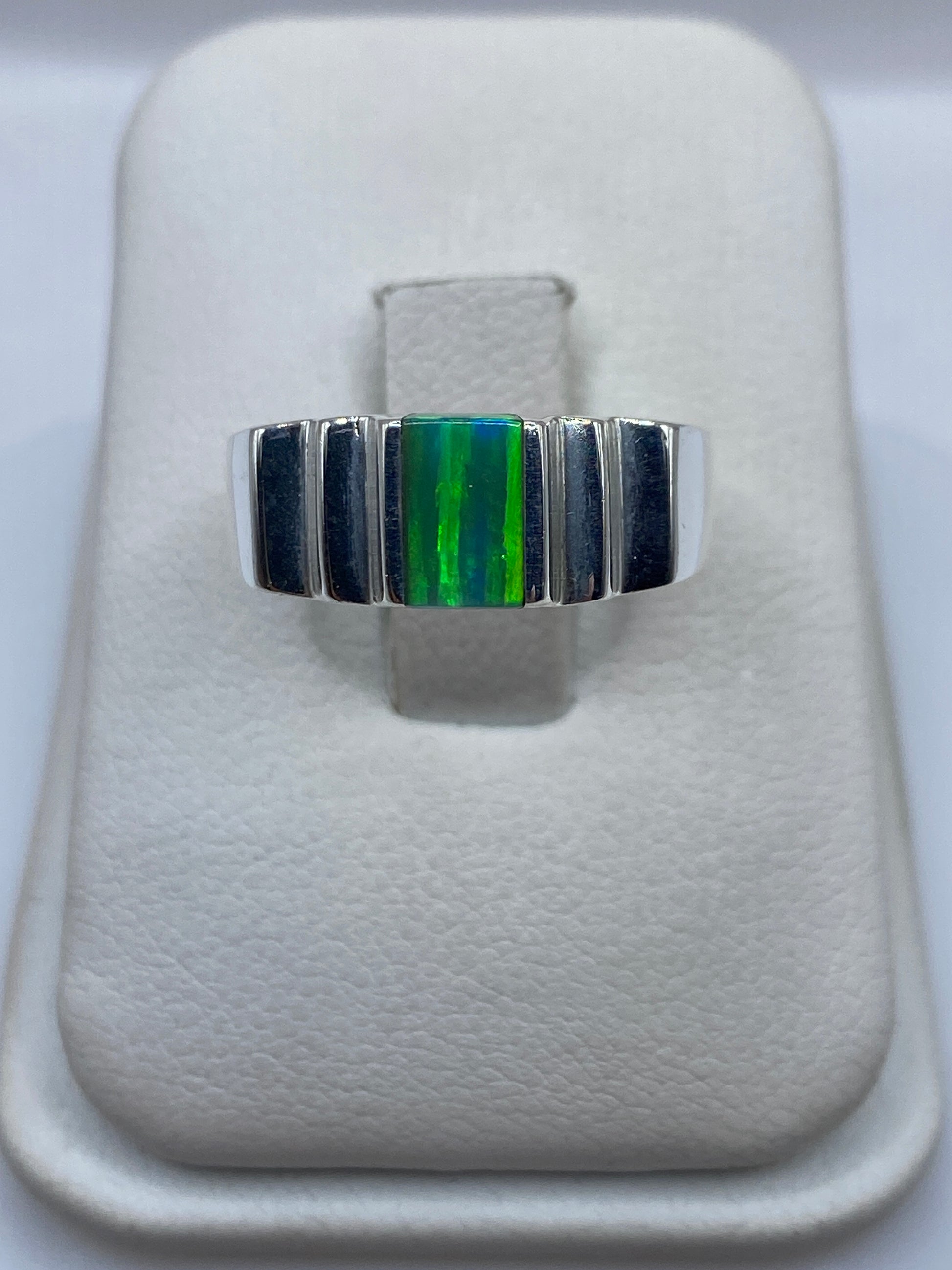 Anillo solitario de plata .950 con ópalo de fuego verde iridiscente en estuche blanco