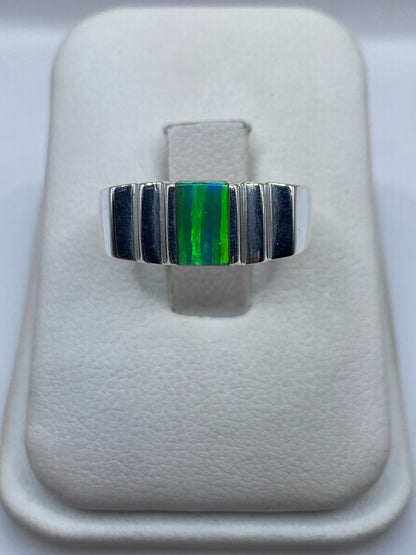 Anillo solitario de plata .950 con ópalo de fuego verde iridiscente en estuche blanco