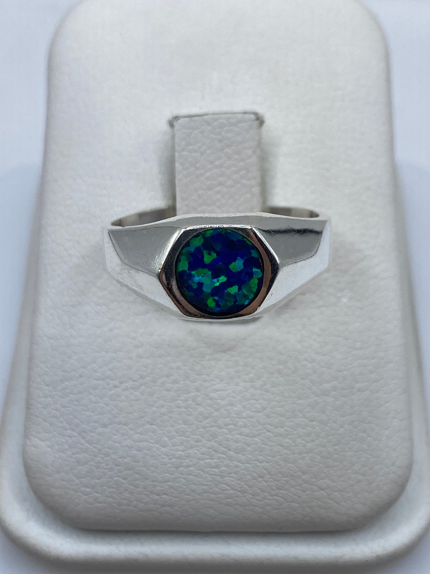 Anillo de plata .950 con ópalo de fuego azul solitario sobre cojín blanco