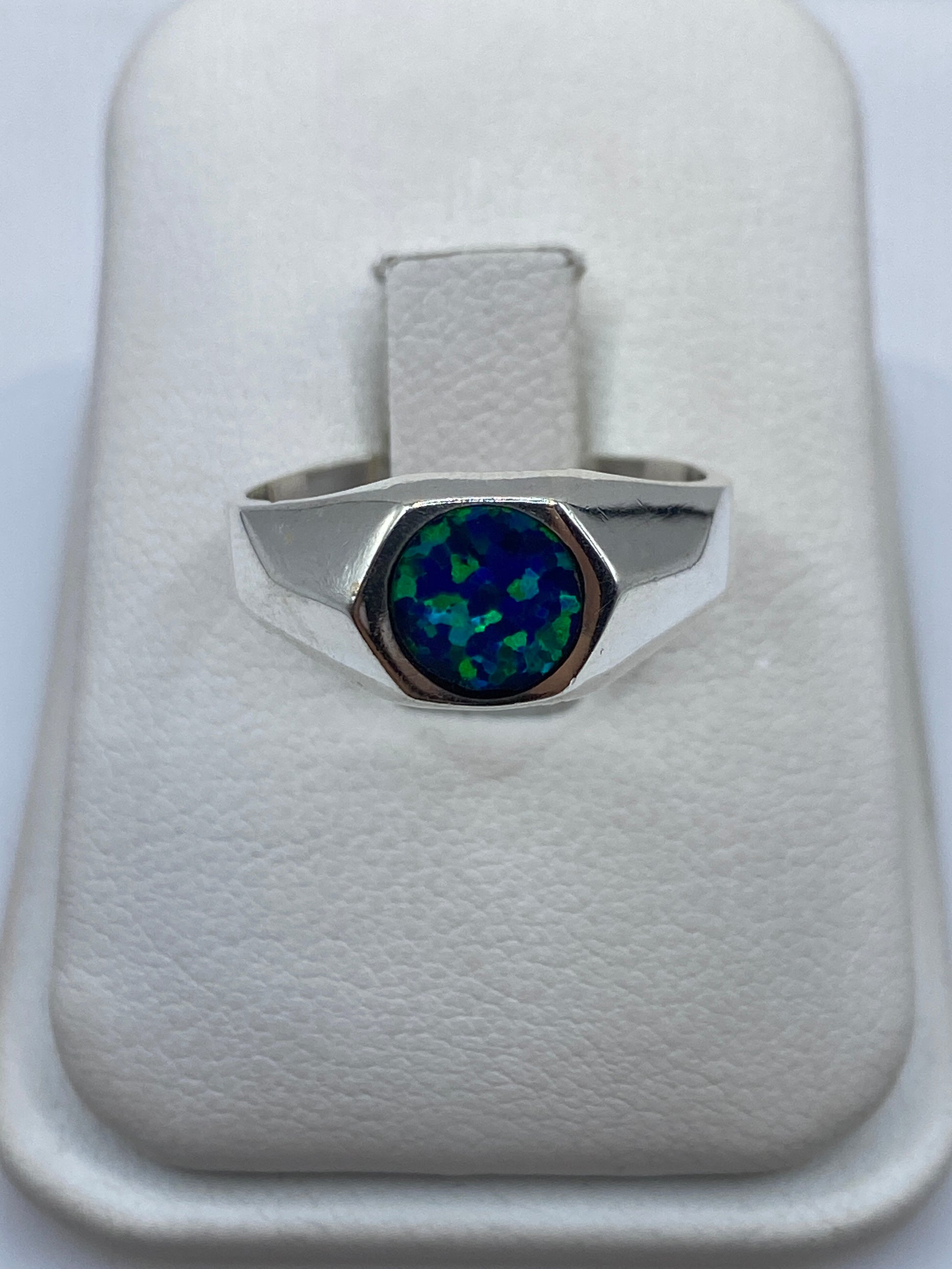 Anillo de plata .950 con ópalo de fuego azul solitario sobre cojín blanco