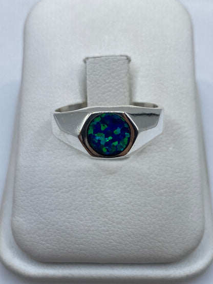 Anillo de plata .950 con ópalo de fuego azul solitario sobre cojín blanco