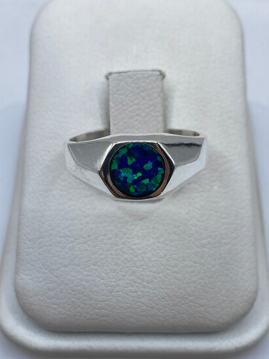 Anillo de plata .950 con ópalo de fuego azul solitario sobre cojín blanco
