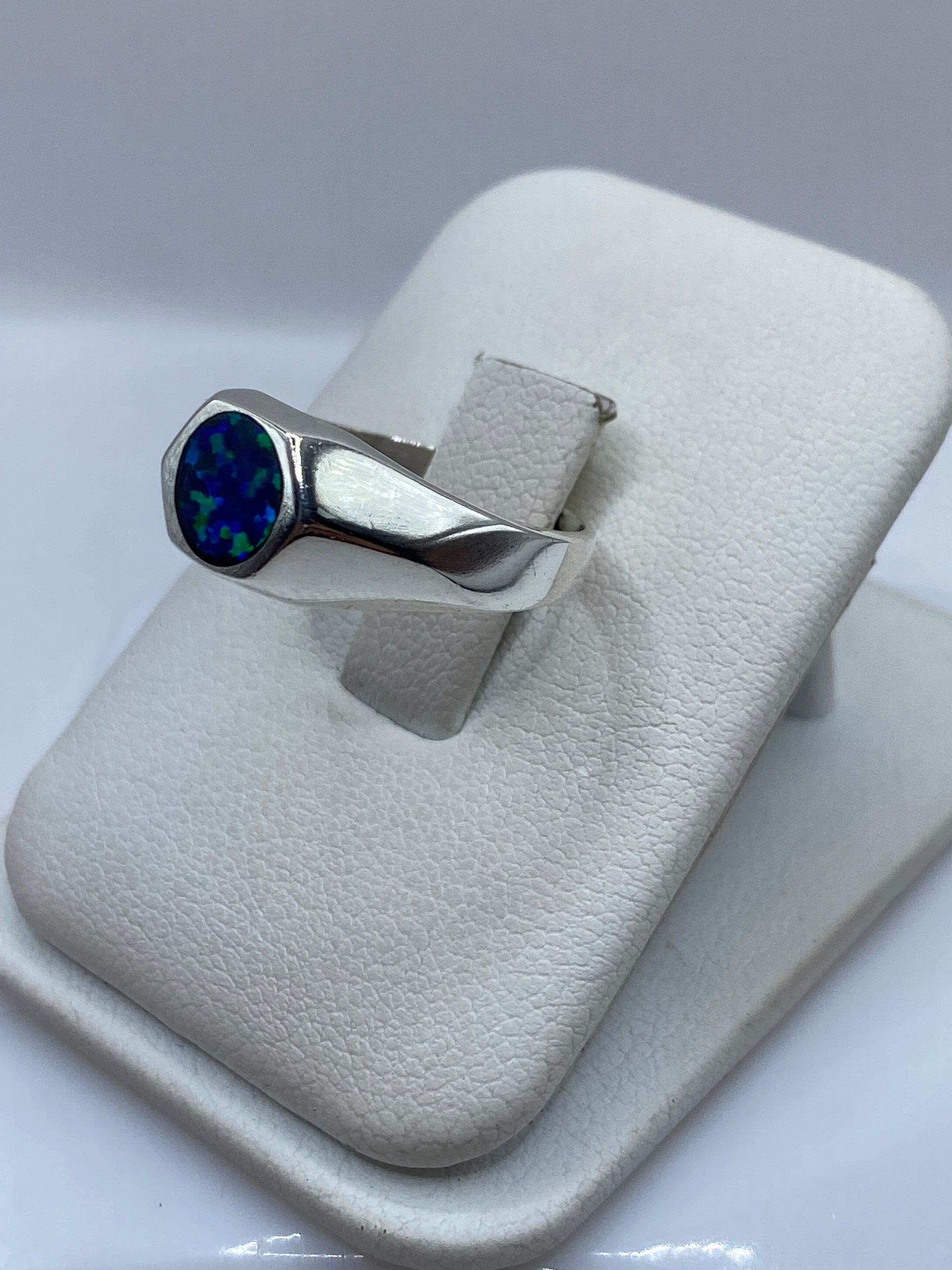 Vista lateral del anillo unisex con banda ancha pulida en plata