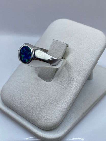Vista lateral del anillo unisex con banda ancha pulida en plata
