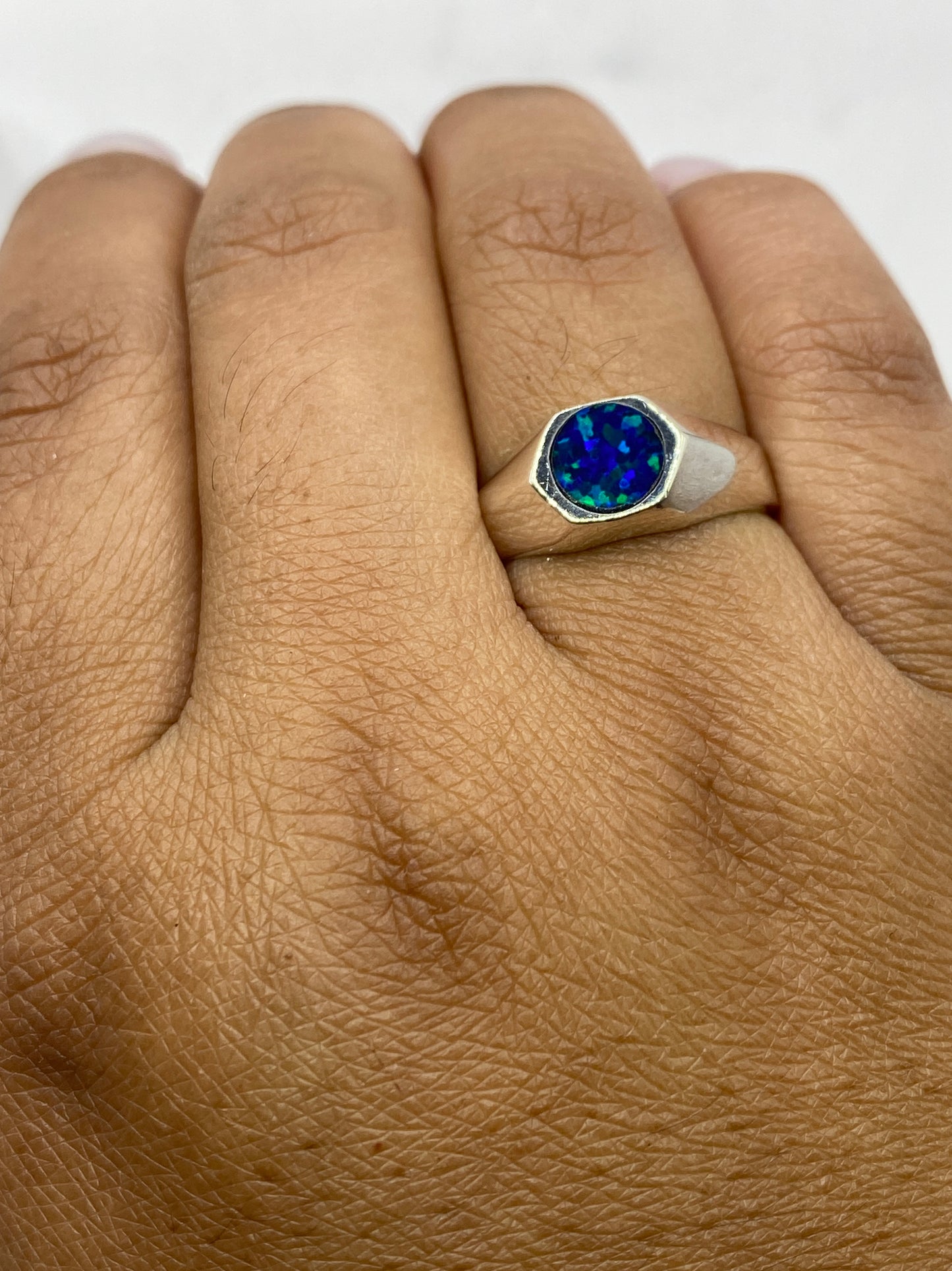 Anillo en mano mostrando presencia statement y sello .925 MEXICO