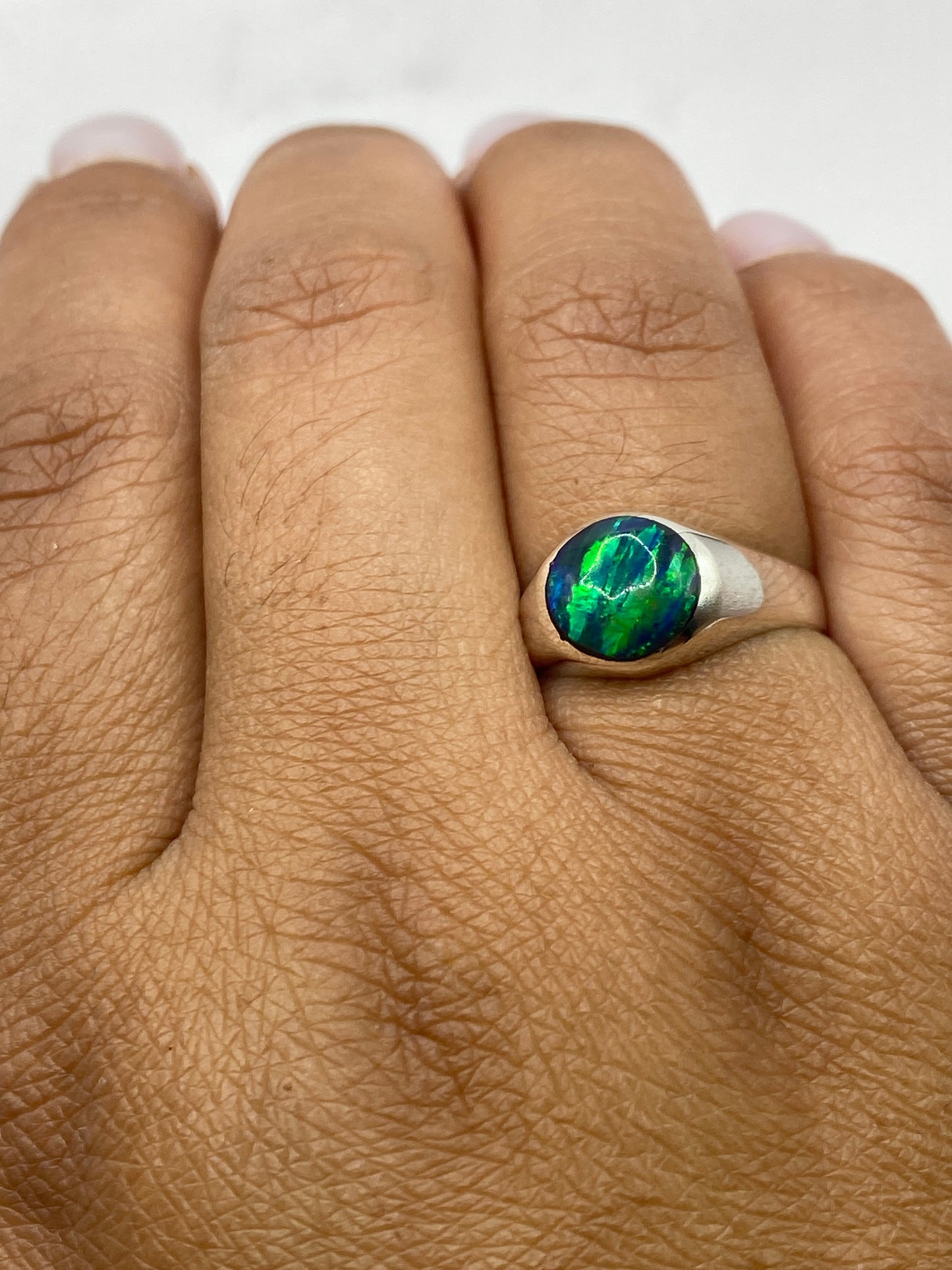 Anillo solitario sobre fondo gris mostrando el sello .925 MEXICO en la banda interior