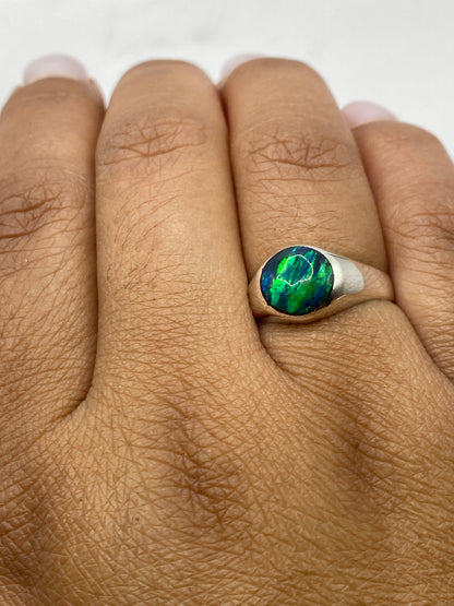 Anillo solitario sobre fondo gris mostrando el sello .925 MEXICO en la banda interior