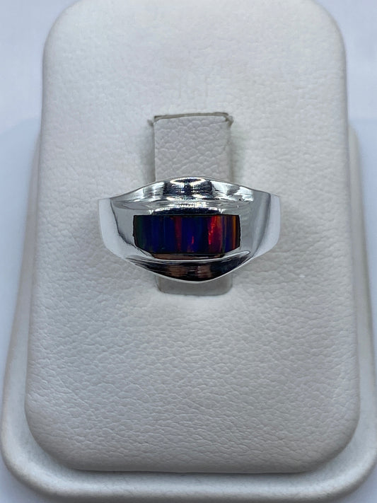 Anillo de plata .950 con ópalo de fuego multicolor en la mano de una mujer