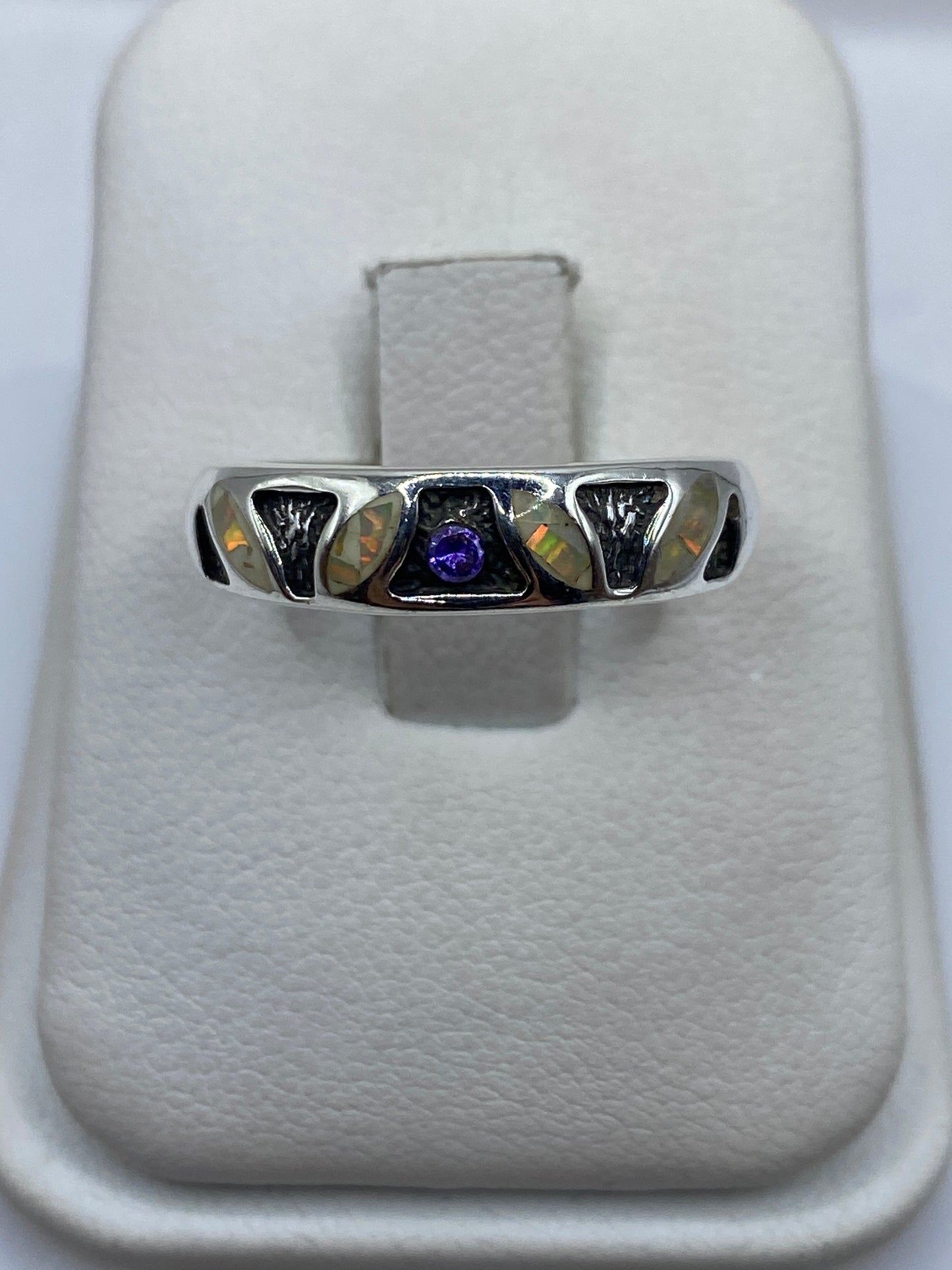 Anillo de plata .950 con ópalo de fuego multicolor en caja de exhibición blanca
