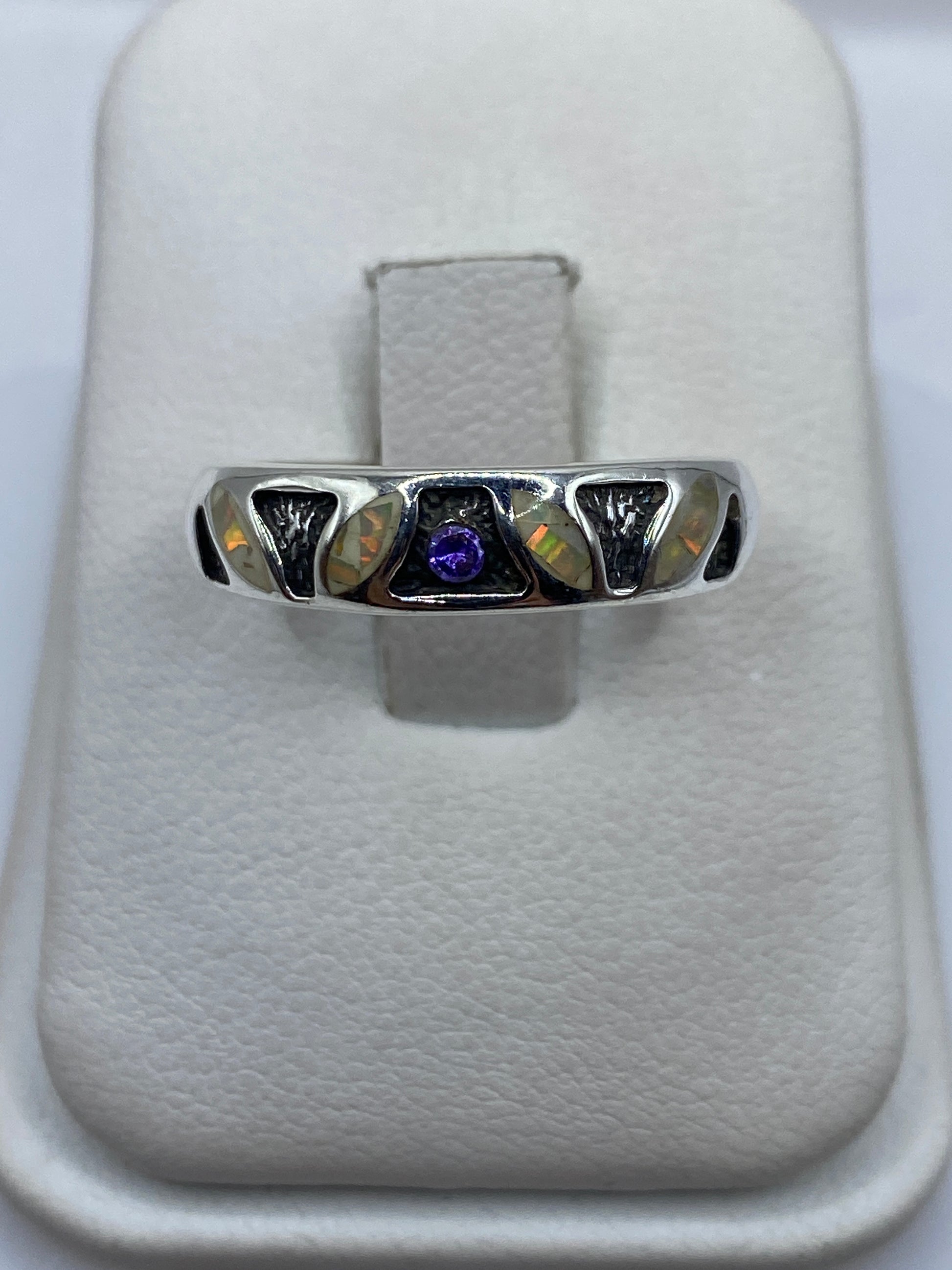 Anillo de plata .950 con ópalo de fuego multicolor en caja de exhibición blanca