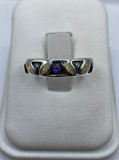 Anillo de plata .950 con ópalo de fuego multicolor en caja de exhibición blanca