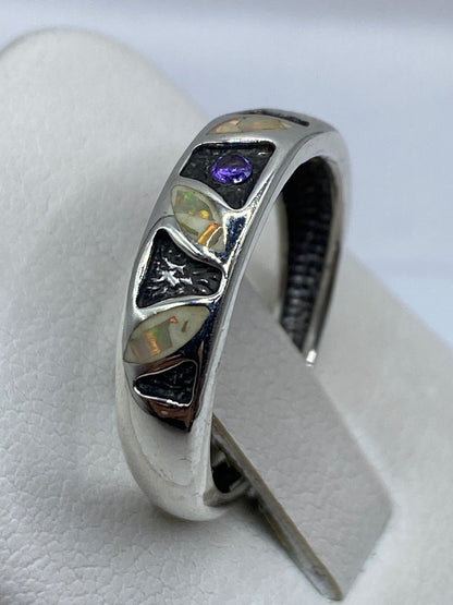 Anillo étnico en plata .950 con ópalo en la mano, visto de costado