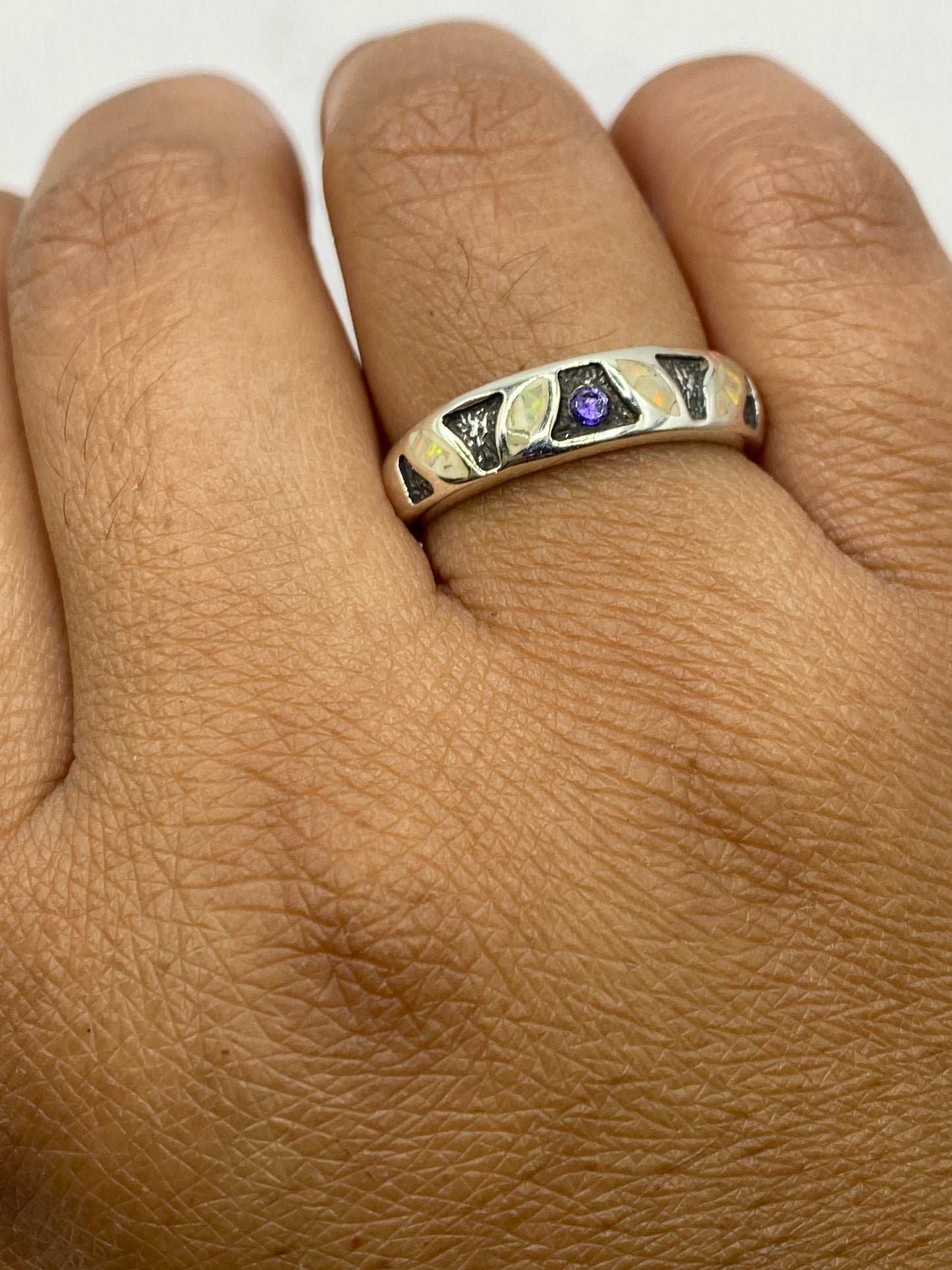 Interior del anillo mostrando sello de autenticidad .950 y acabado de engaste artesanal