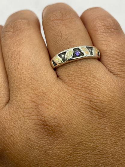 Interior del anillo mostrando sello de autenticidad .950 y acabado de engaste artesanal