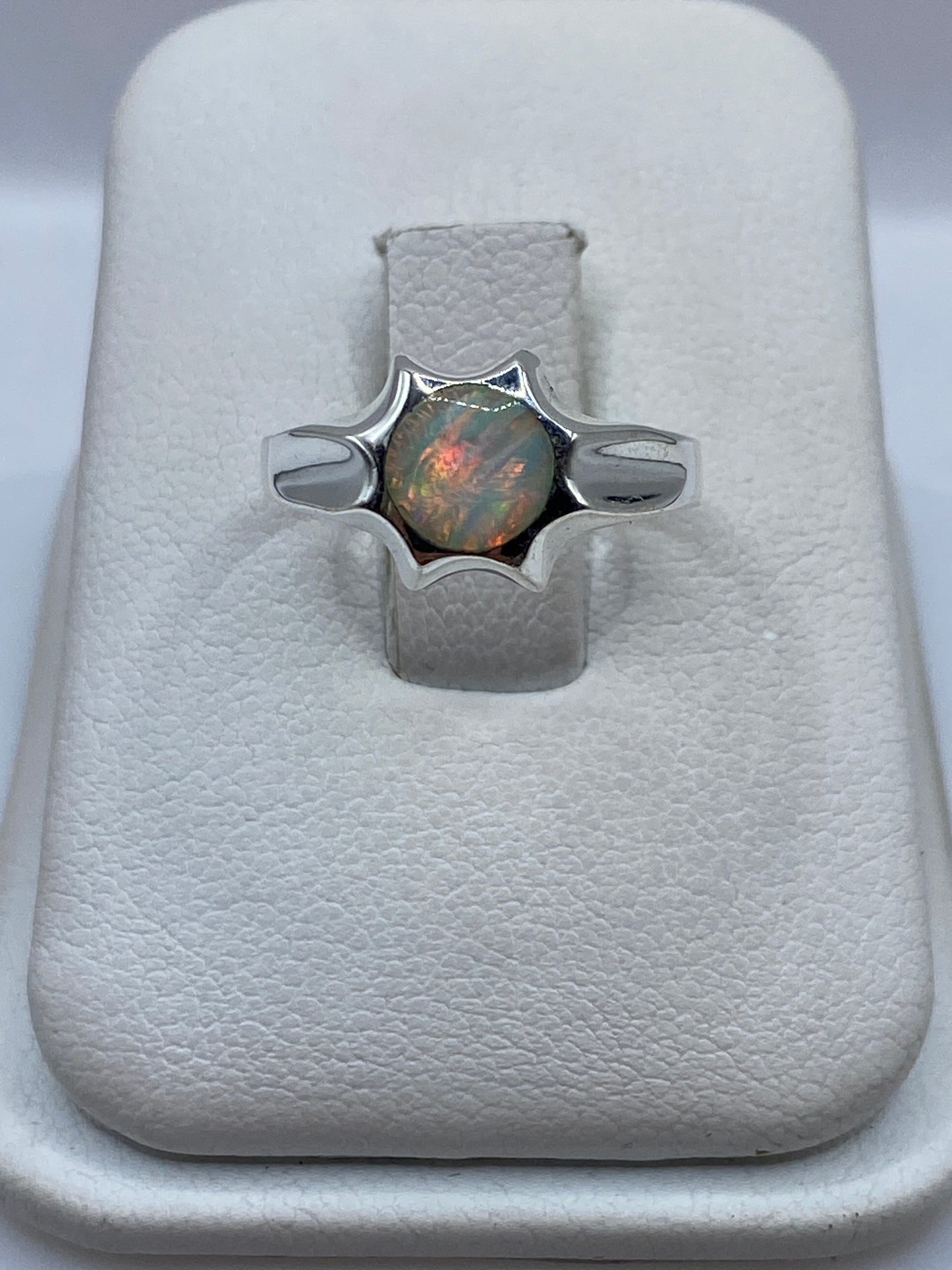 Anillo solitario con ópalo de fuego natural en plata .950 sobre cojín blanco