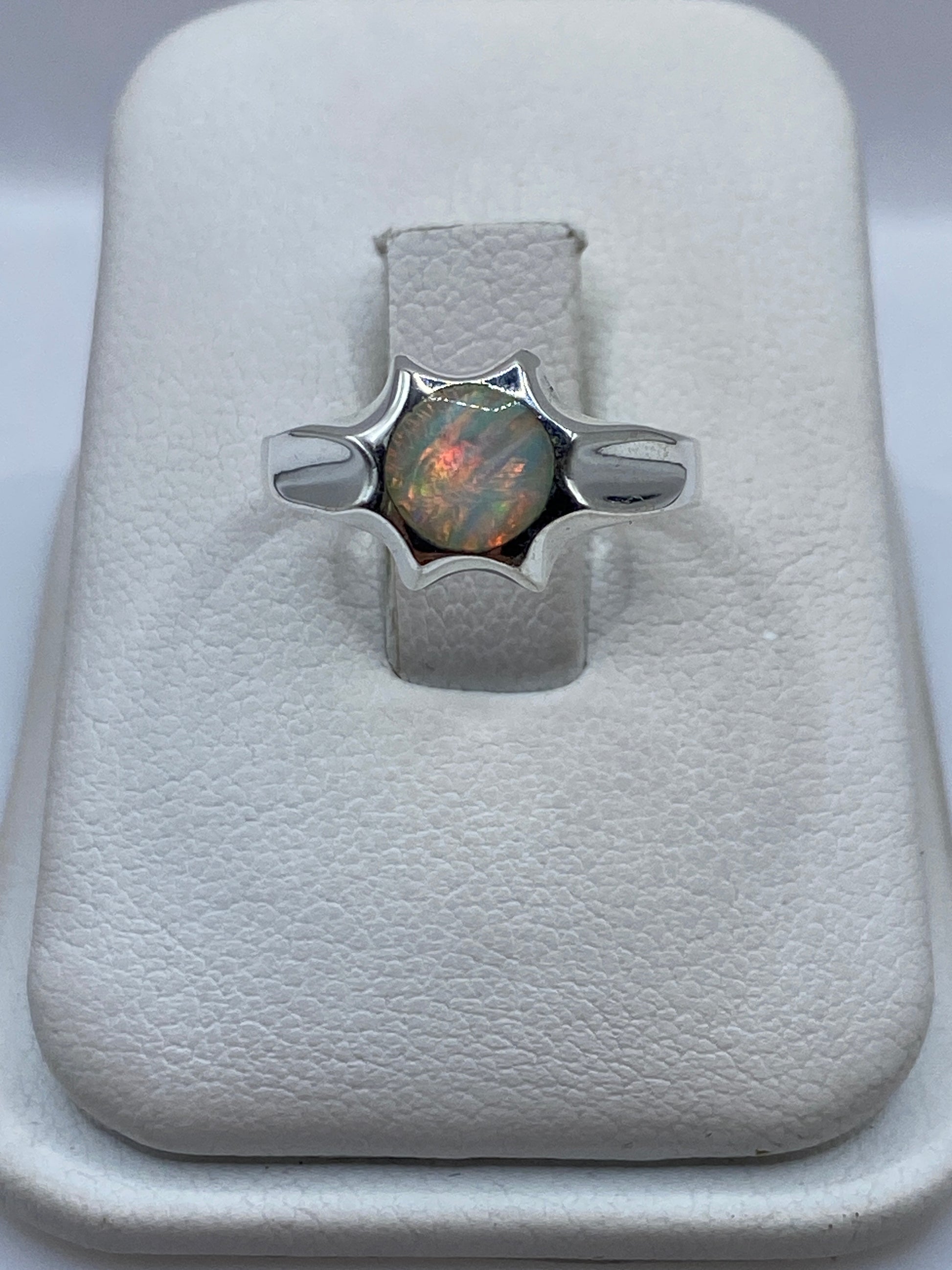 Anillo solitario con ópalo de fuego natural en plata .950 sobre cojín blanco