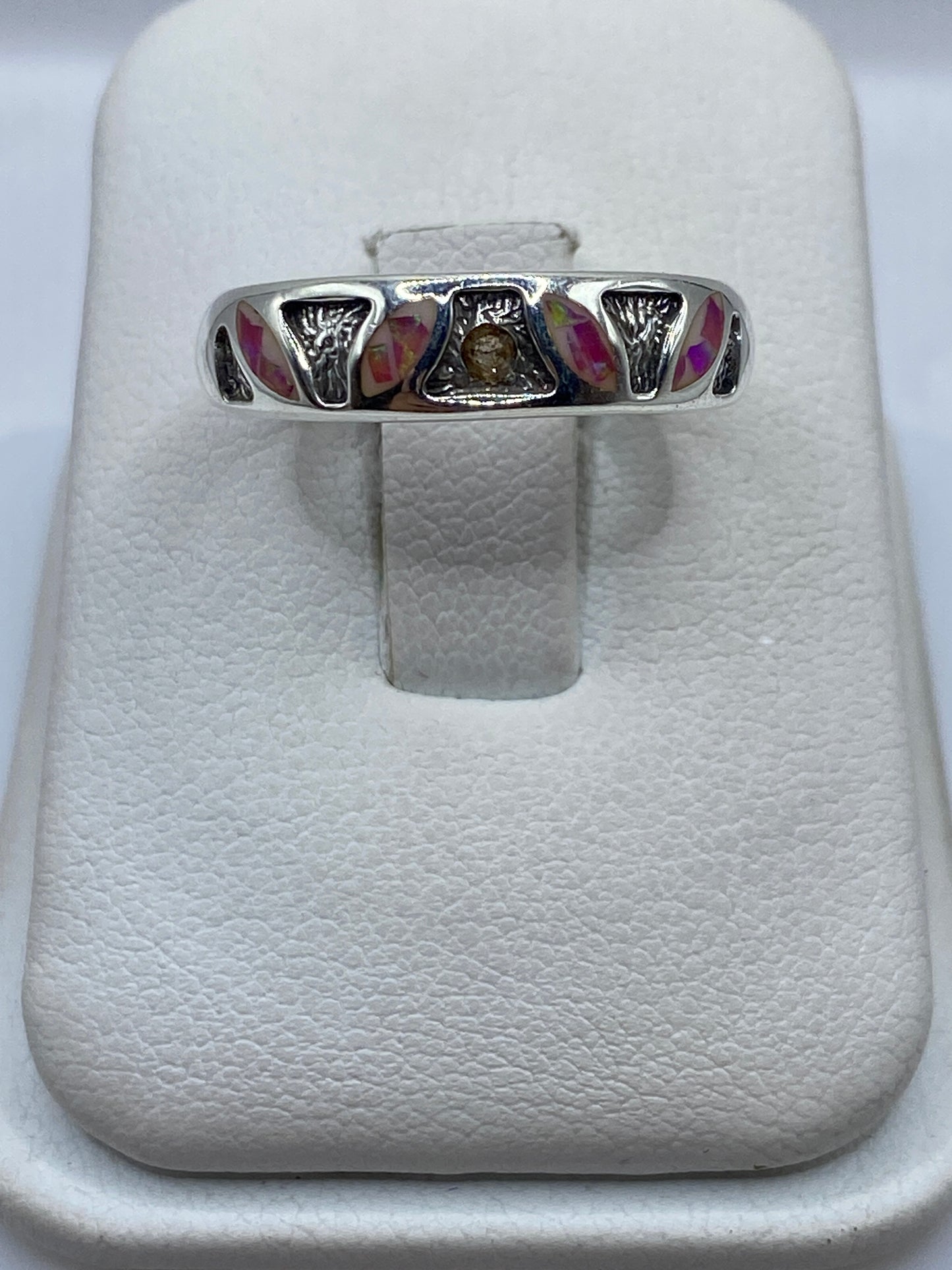 Anillo de plata .950 con ópalo de fuego rosa natural en la mano de una mujer