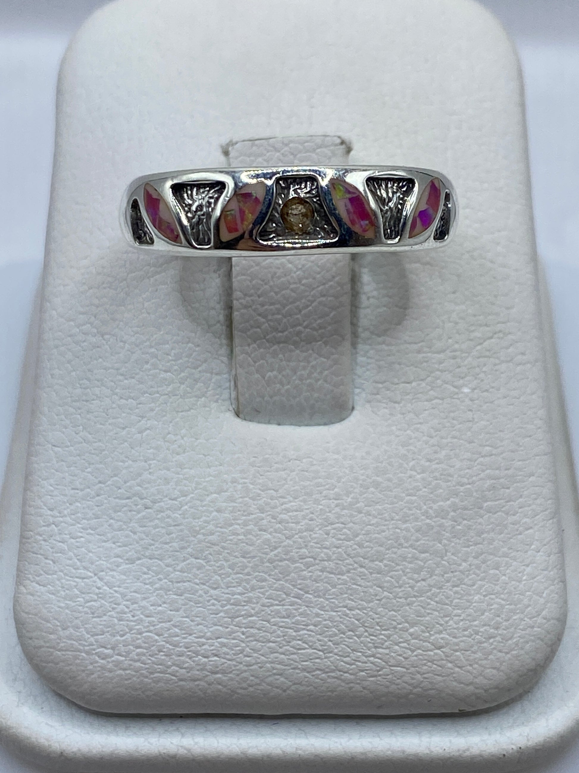 Anillo de plata .950 con ópalo de fuego rosa natural en la mano de una mujer