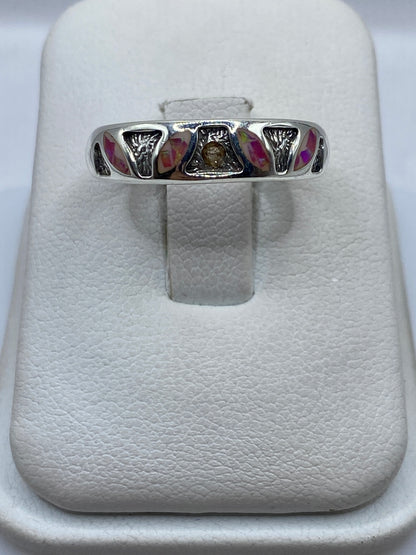 Anillo de plata .950 con ópalo de fuego rosa natural en la mano de una mujer