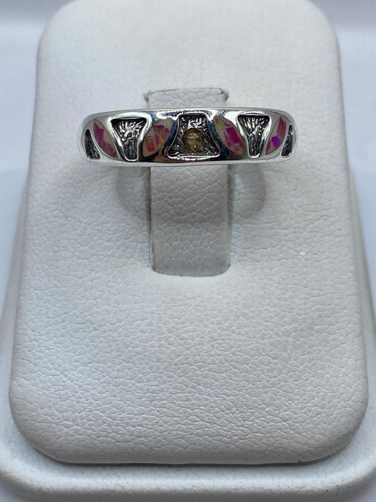 Anillo de plata .950 con ópalo de fuego rosa natural en la mano de una mujer