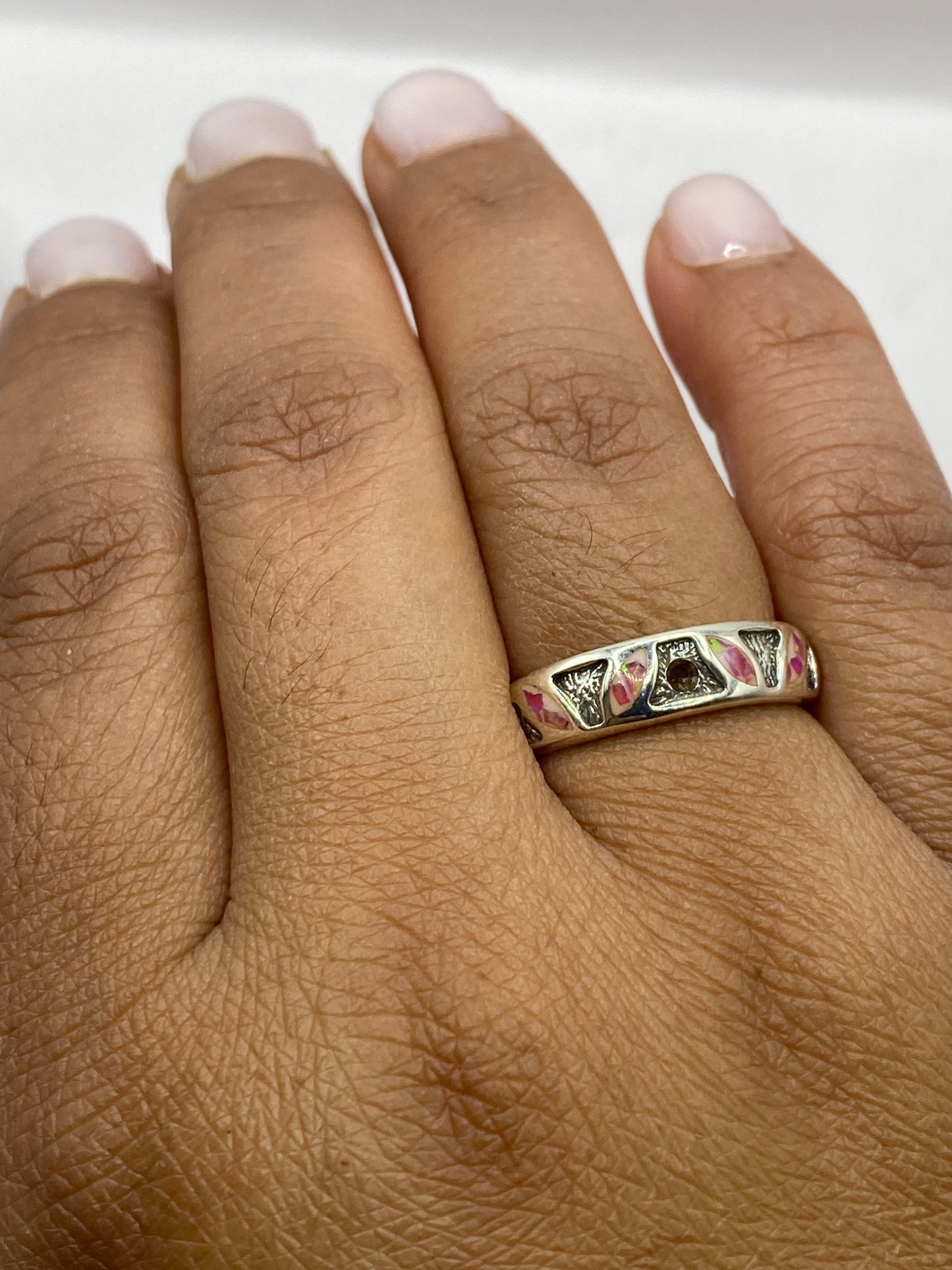 Anillo sobre fondo blanco mostrando el sello 950 y la piedra natural