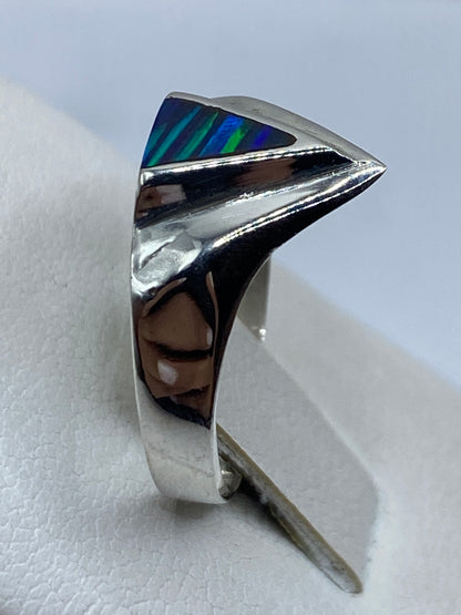 Detalle lateral del anillo mostrando el engaste a mano de la piedra en plata .925