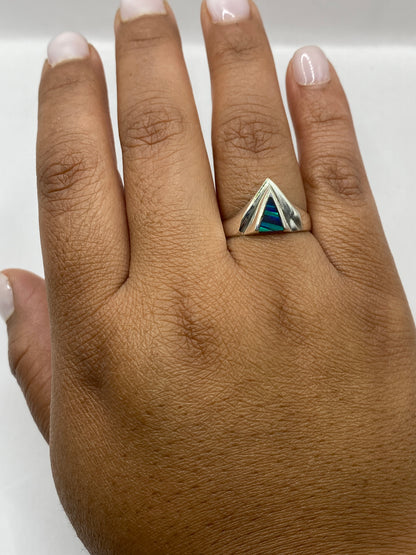 Anillo triangular sobre fondo blanco con sello 925 MEXICO visible en la banda