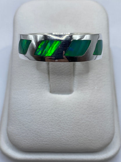 Anillo de plata .925 con ópalo de fuego verde limón, engaste geométrico, en dedo de hombre