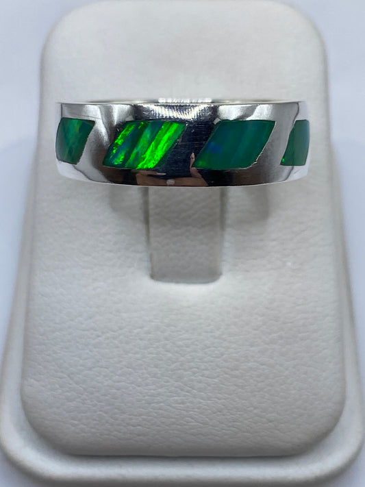 Anillo de plata .925 con ópalo de fuego verde limón, engaste geométrico, en dedo de hombre