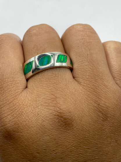 Anillo sobre fondo gris mostrando el sello .925 MEXICO en la banda interna