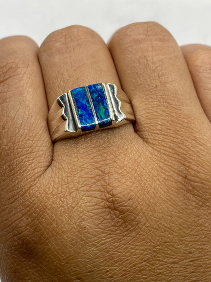 Anillo sobre fondo gris mostrando el sello 925 y el brillo del ópalo de fuego