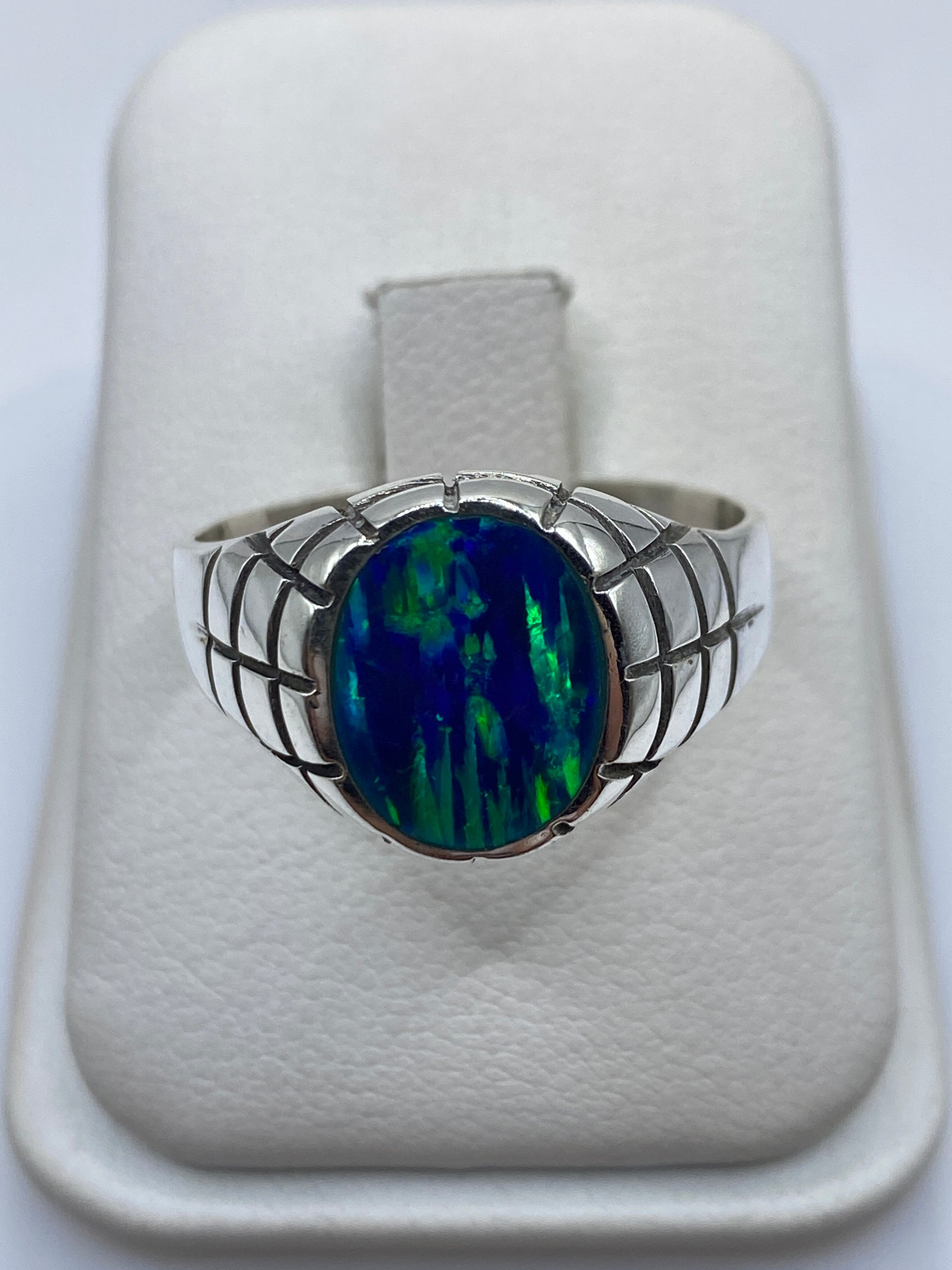 Anillo de plata .950 con ópalo de fuego azul en marco geométrico escultórico
