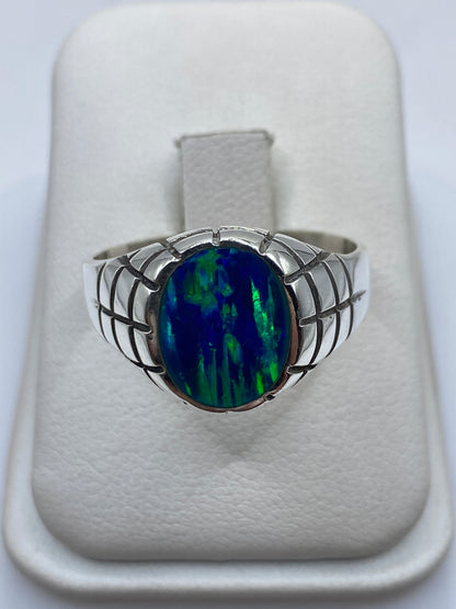 Anillo de plata .950 con ópalo de fuego azul en marco geométrico escultórico