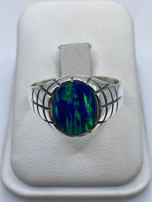 Anillo de plata .950 con ópalo de fuego azul en marco geométrico escultórico