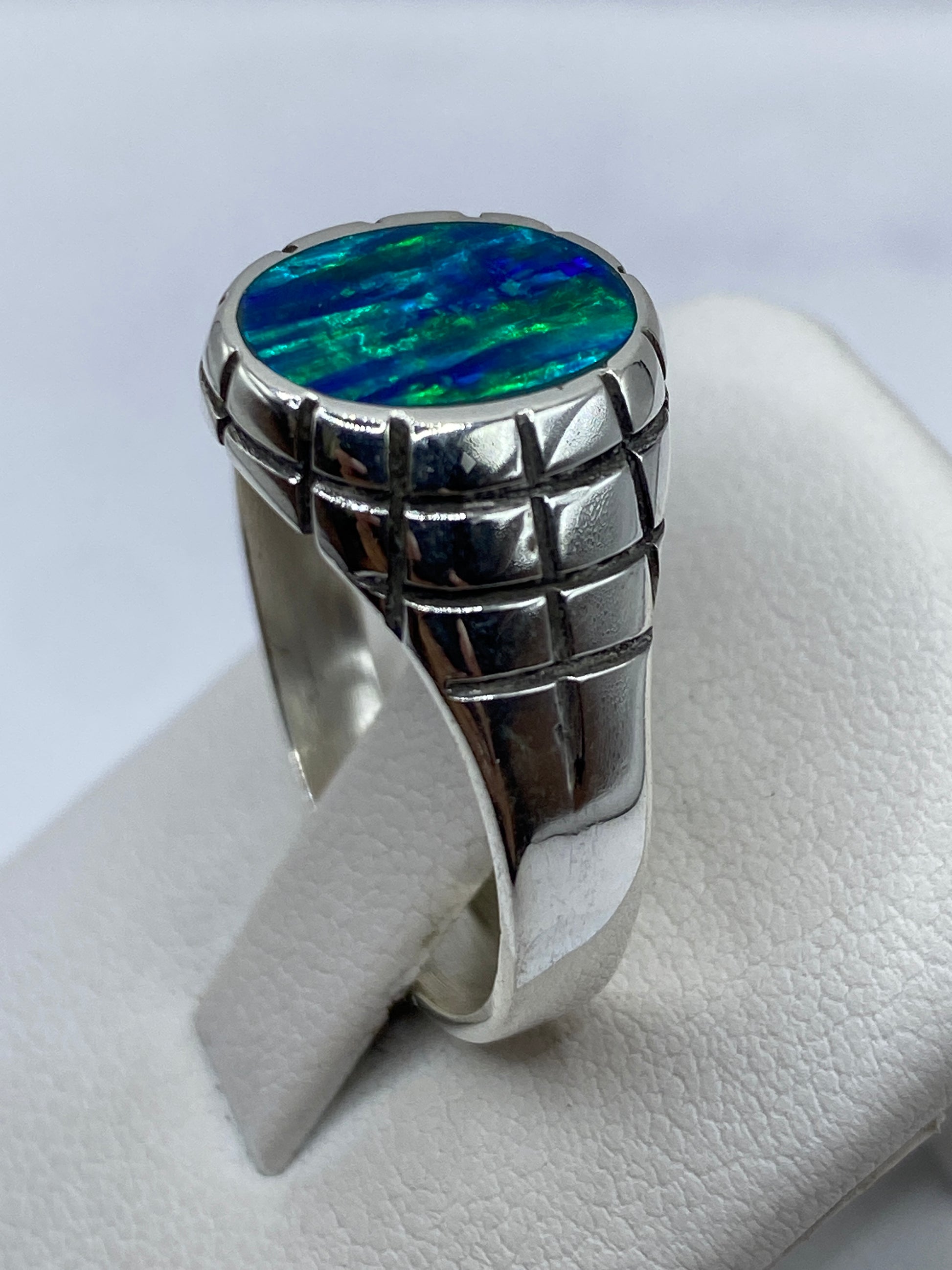 Detalle del ópalo azul con iridiscencia verde, luz natural