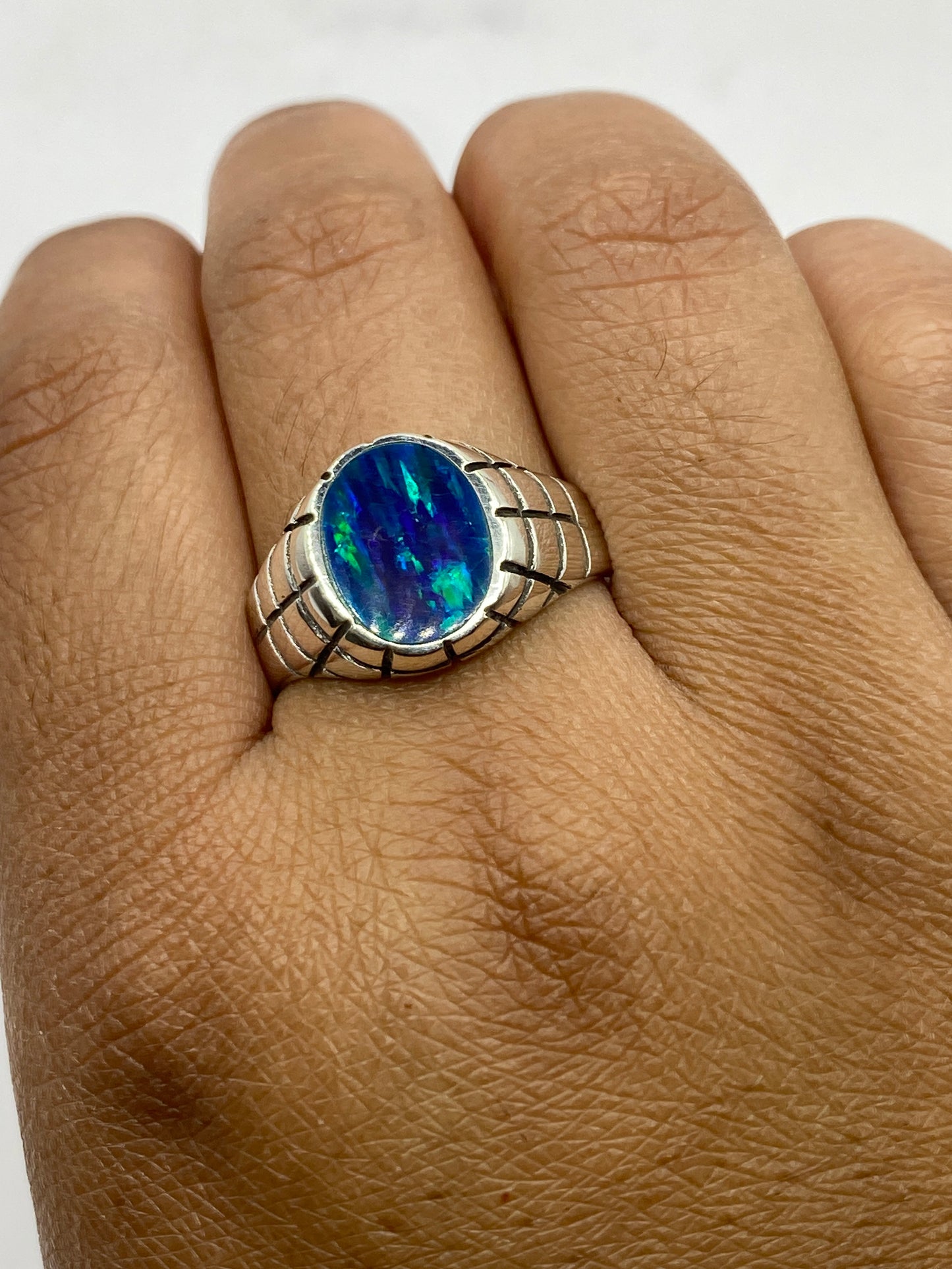 Anillo en balanza de precisión mostrando 8.7 gramos y sello 950 en la banda