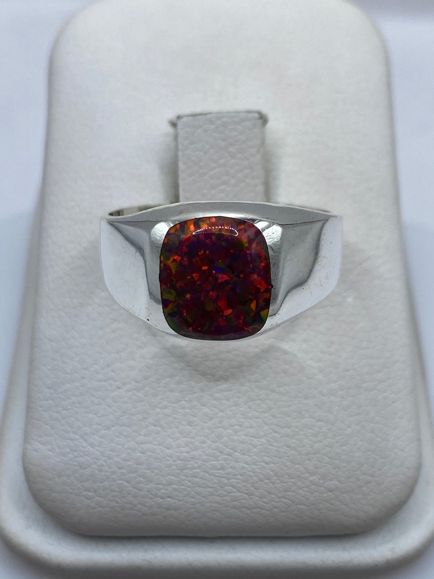 Anillo de plata .950 con ópalo de fuego multicolor en caja de presentación