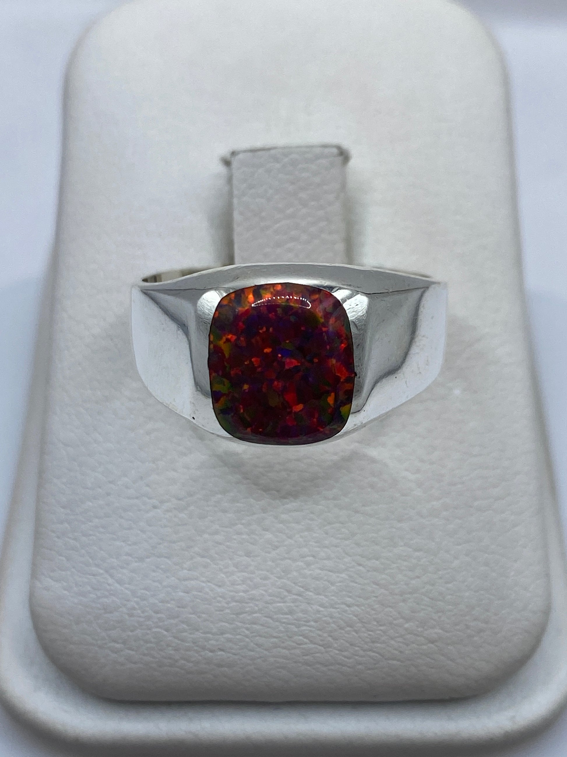 Anillo de plata .950 con ópalo de fuego multicolor en caja de presentación