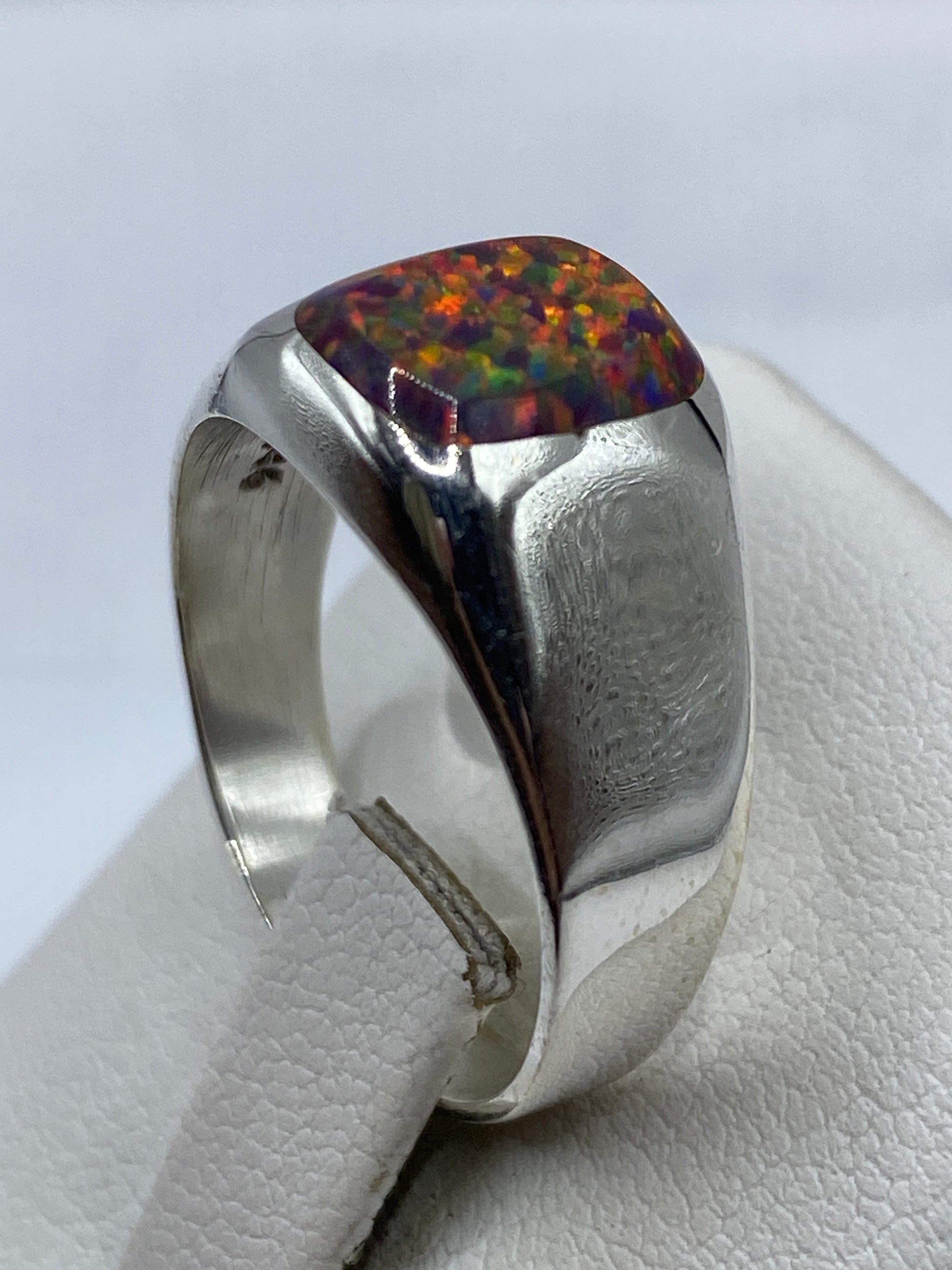 Vista lateral del anillo unisex en plata .950 pulida