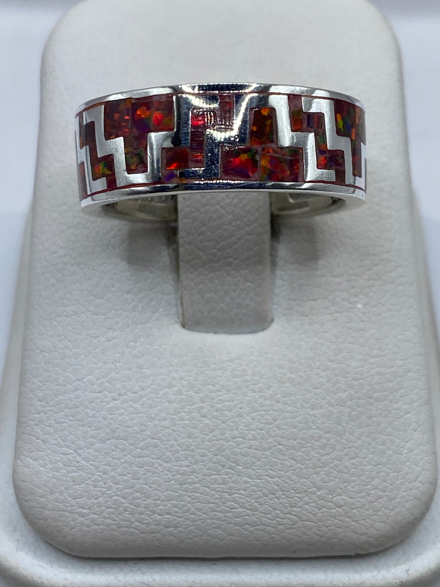 Anillo ópalo de fuego multicolor con patrón geométrico prehispánico en plata .950