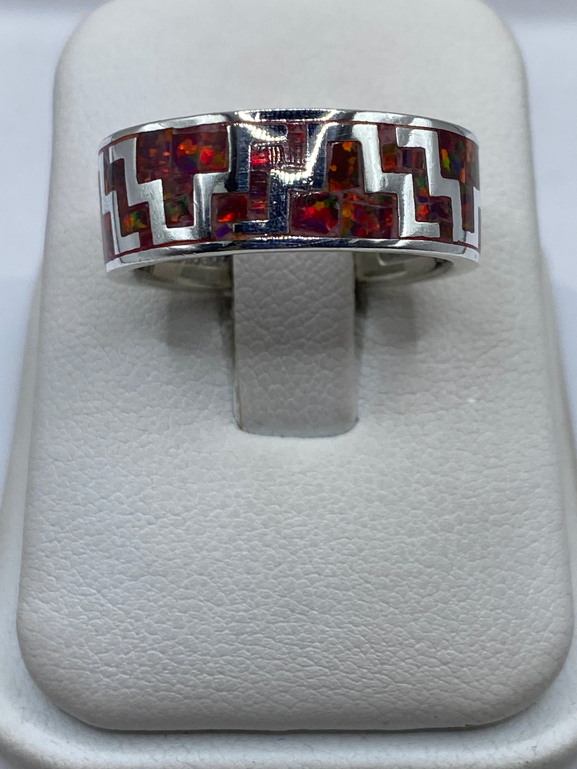 Anillo ópalo de fuego multicolor con patrón geométrico prehispánico en plata .950